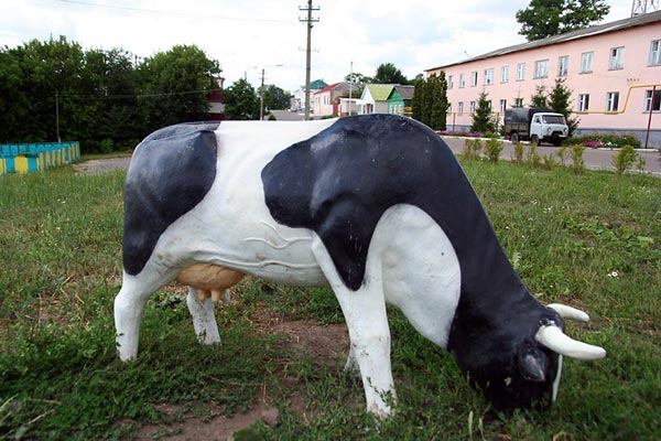 Ландшафтный дизайн. Корова в детском парке города Малоархангельска