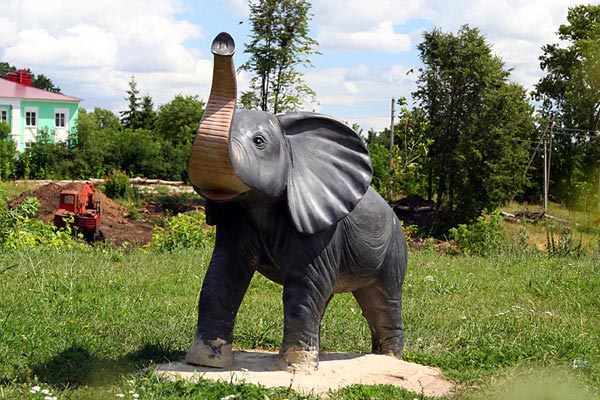 Ландшафтный дизайн. Слон в детском парке города Малоархангельска