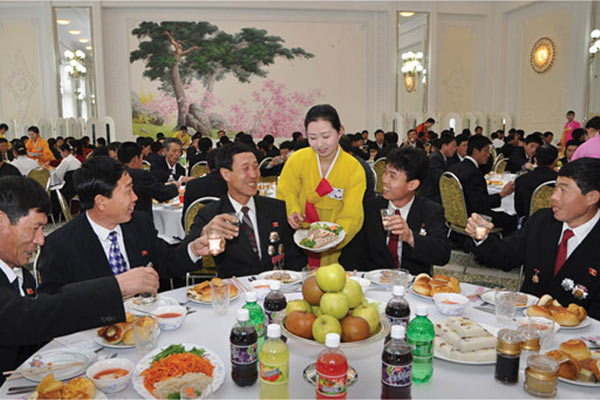 Сталеваров Сонгуна встречают в Пхеньяне