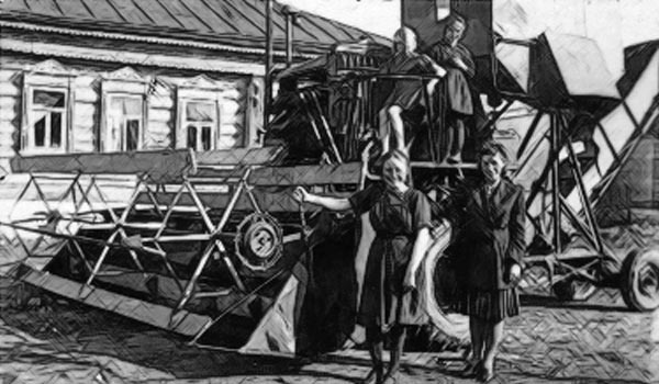 Советские колхозницы снимаются на фоне комбайна