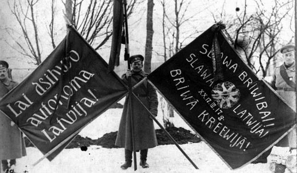 на флагах написано: Слава свободе! Слава Латвии! Слава свободной России!