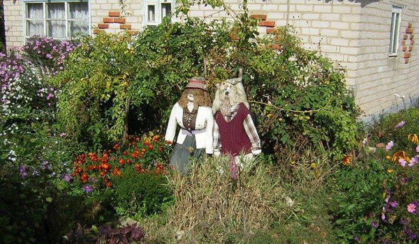 Куклы, похожие на людей, в селе Троицкое