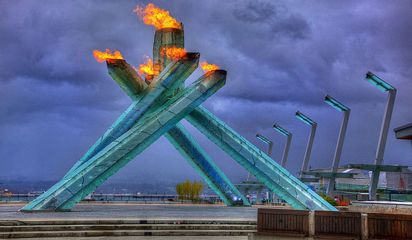 Огонь и лёд: факел олимпийского огня Vancouver 2010 Olympics.