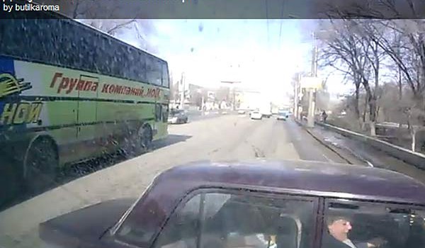 Бешеный водитель маршрутки из Волгограда мстил неумелым автолюбителям, за год устроил 12 аварий и снимал все видеорегистратором.