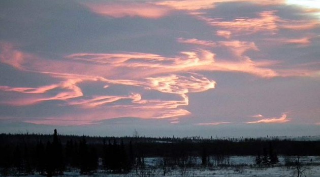 Полуденный заход солнца весной в зоне северной части Сибири.