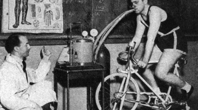 На снимке показан процесс замера VO2 max в Fordham University (Нью-Йорк, 1937 год).