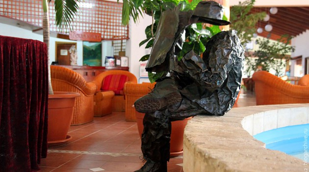 Медный читатель газеты в гостинице Аренас Дорадос.
